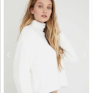 BELLA DAHL sz M Fuzzy white super cuddly soft crewneck sweater